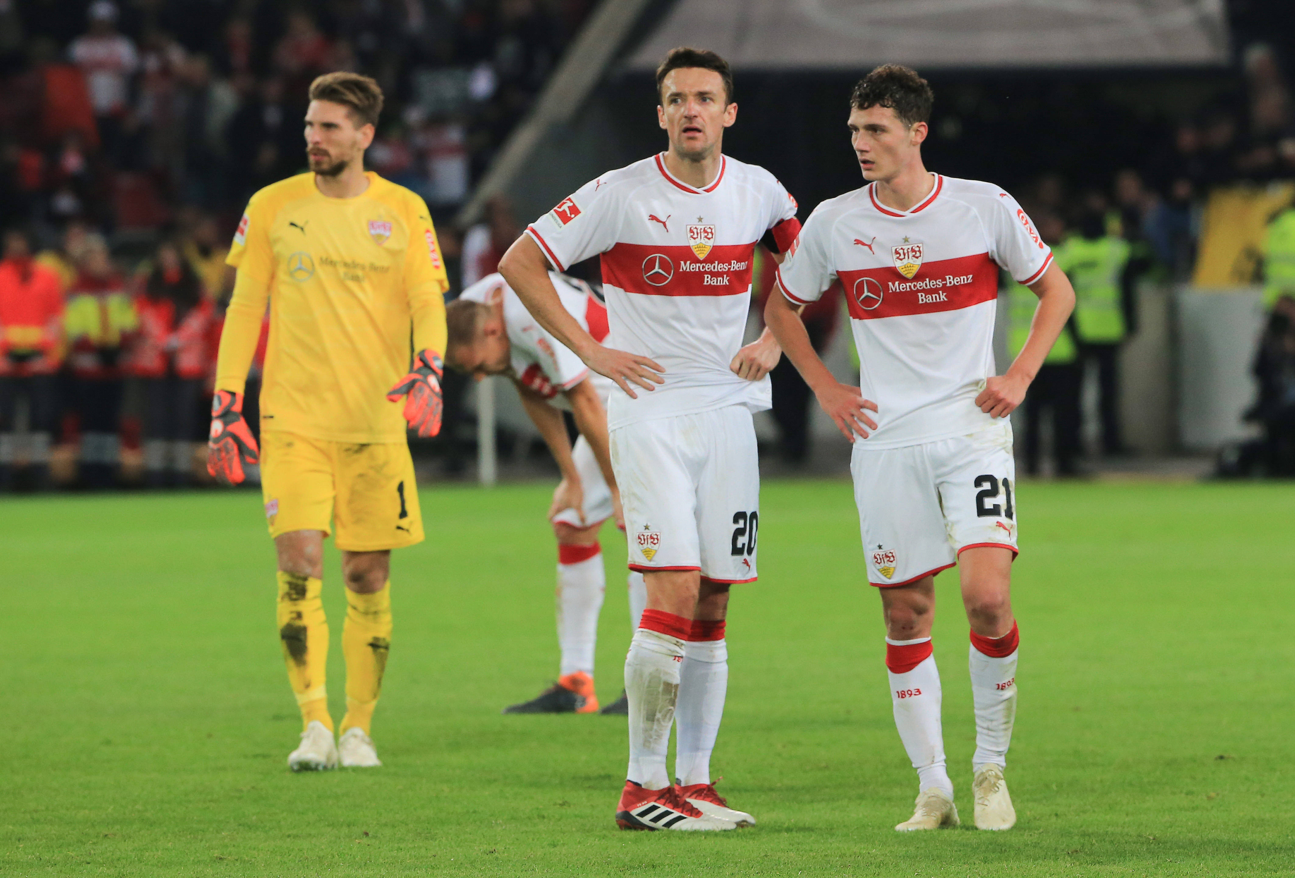 包含RB莱比锡主场大胜斯图加特，暂居次席的词条