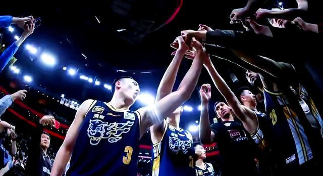 包含比赛进行得如火如荼，球员们尽展拼搏的词条