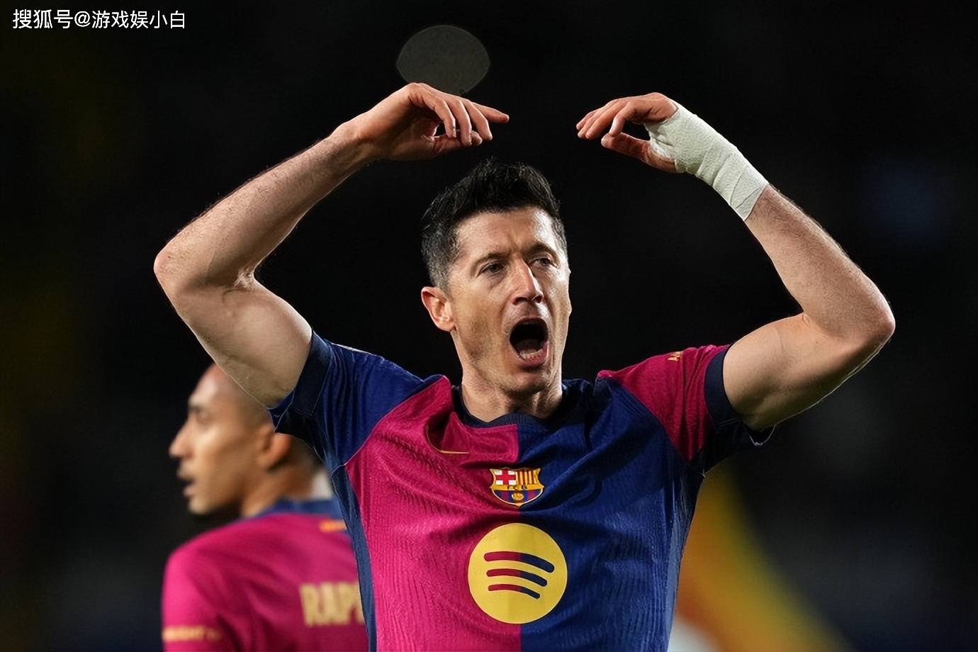 足球场上，一支黑色球队实力强劲，一路获胜的简单介绍