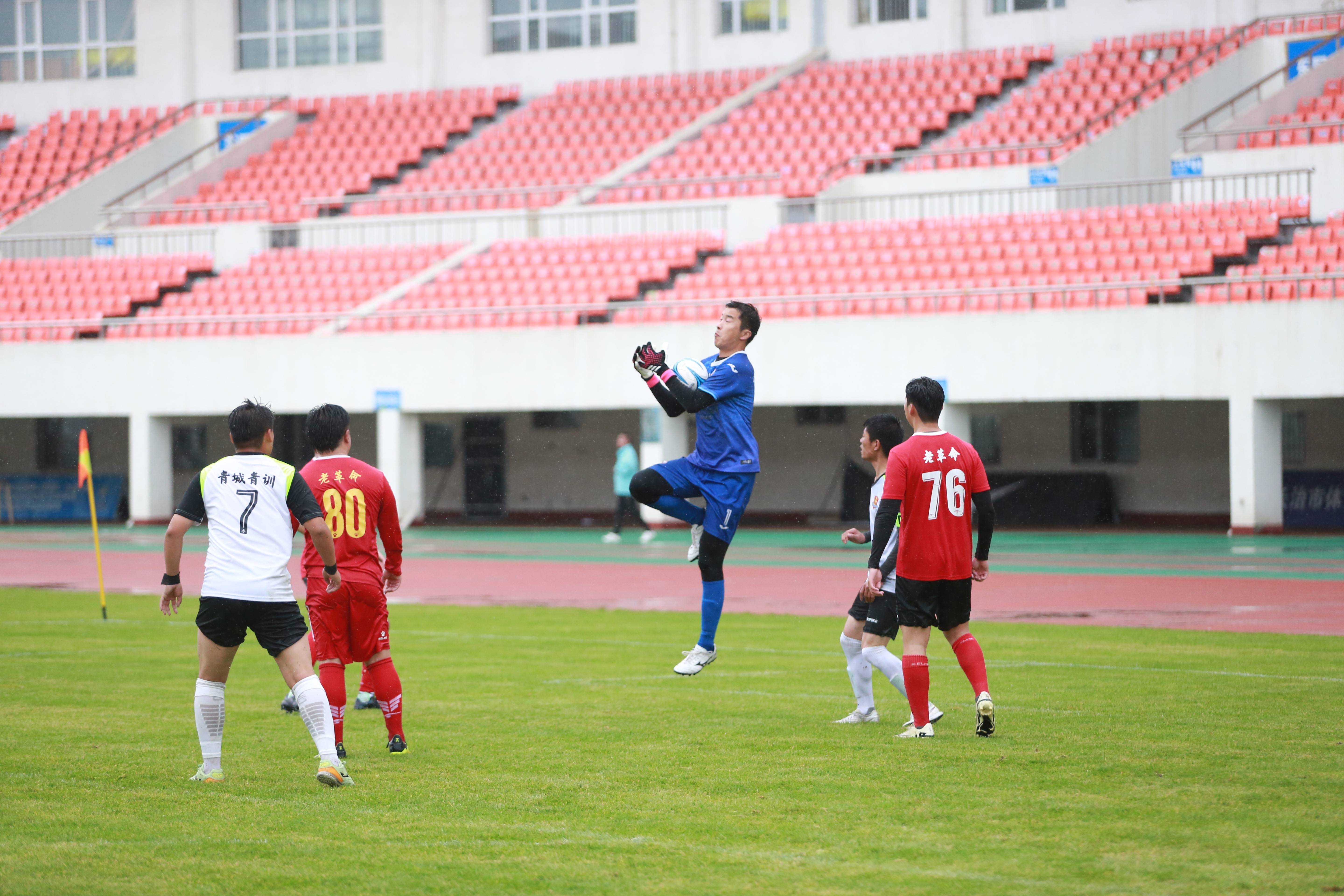 足球赛场上发生激烈对抗，观众热情高涨