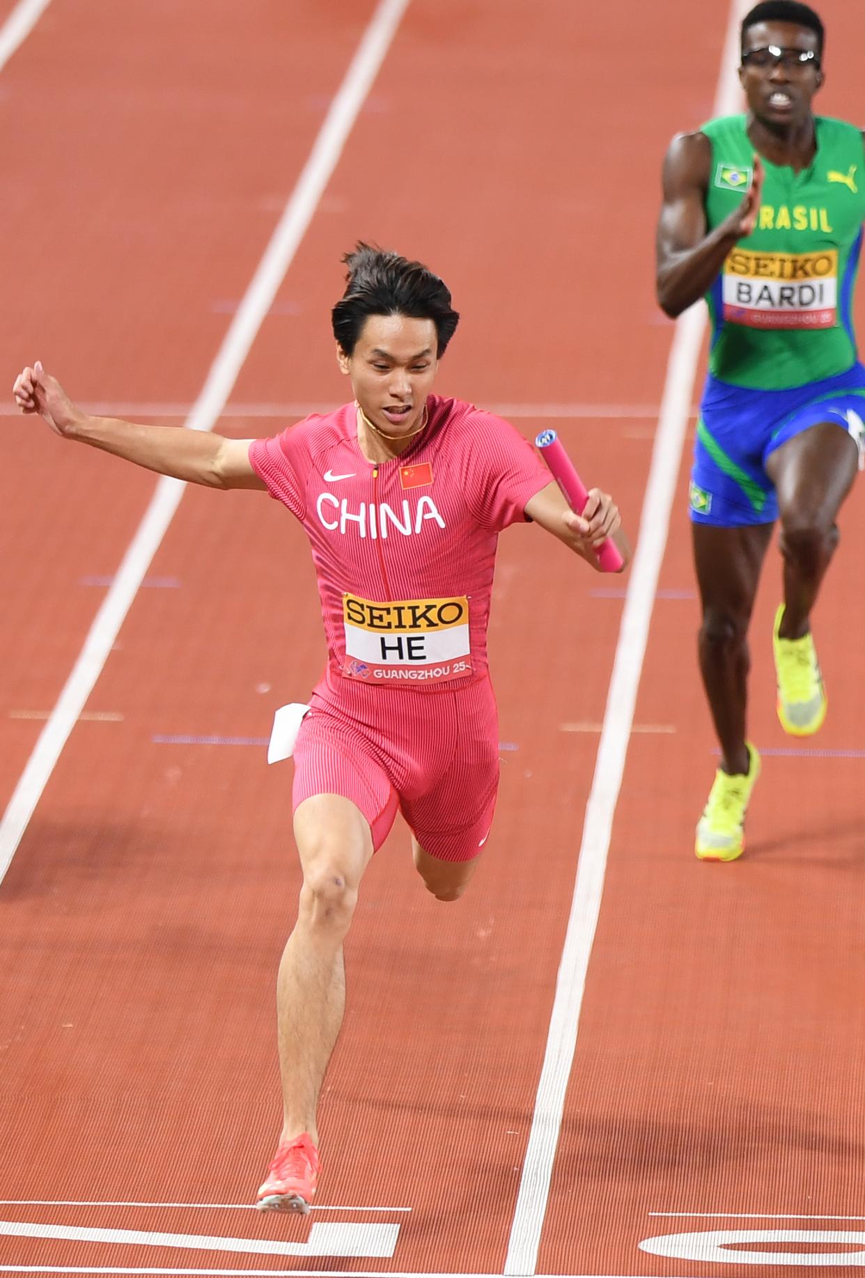 精益求精！田径赛跑选手冲刺胜出夺冠的简单介绍