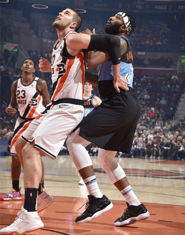 雷火电竞合作-福建队碾压爵士，麦科勒姆刷新纪录