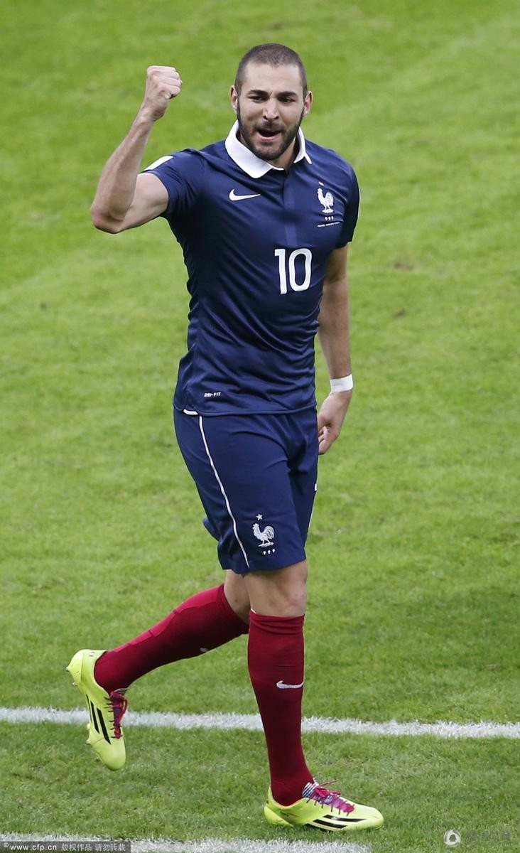 雷火电竞简介-夏尔勒罗亚队在法国足球场上崭露头角